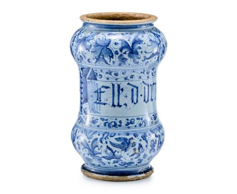 Albarello  wohl Venedig, 17. Jh. Kleisterblaue Glasur mit blauem floralen Füllwerk und eingestreuten Vögeln. Schriftband. Lat