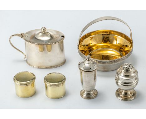 Sechs verschiedene Silberteile   a) Kleine Schale mit Mäanderfries und Bügelhenkel (besch.). Innen vergoldet. Feingehalt 916.