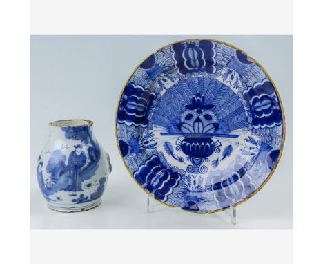Pfauenteller  Delft, 2. H. 18. Jh. Unterglasurbemalung und gelber Rand. (Randbest.). D. 27 cm. Blaumarke: De Porceleyne Claeu