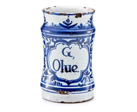 Albarello  Nach älterem Vorbild. Bemalt in Unterglasurblau mit Blütenzweigen und Kartusche. Beschriftet G. Olue. H. 17,5 cm. 