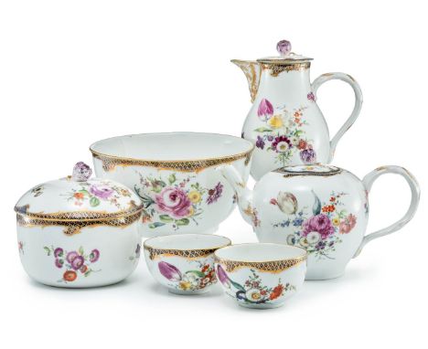 Serviceteile mit bunten Blumen und Blaukante  Meissen, um 1763/74 Kaffeekanne, Teekanne, 2 Tassen, Zuckerdose und Spülkumme. 