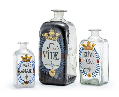 Drei Vierkantflaschen mit Kronendekor  M. 18. Jh. Weisser Schild in blauem Blätterkranz mit zwei roten und einer gelben Blüte