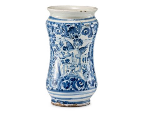 Albarello mit Blaudekor und Putto  Italien od. Spanien, 1. H. 18. Jh. Rechteckige Kartusche mit Blumen-Blütenwerk. Geflügelte