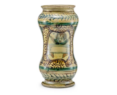 Albarello  wohl Sizilien, Collesano od. Palermo, 17. Jh. Majolika. Bemalt mit Cherubinköpfchen und (leerem) Schriftband. In M
