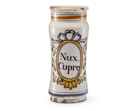 Albarello  Spanien, 18./19. Jh. Majolika. Auf der Front Wappenkartusche in Ocker und Blauviolett. Beschriftet: "Nux. Cupre". 