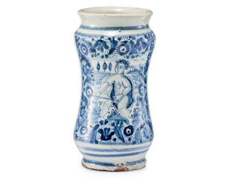 Albarello mit Blaudekor und Amor  Italien oder Spanien, 1. H. 18. Jh. Auf der Schauseite, rechteckige Kartusche mit Blüten-Bl