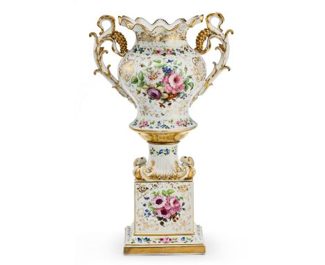 Doppelhenkelvase auf Postamentsockel  Wohl Frankreich, M. 19. Jh. Zweites Rokoko. Balusterförmige Vase mit Schilfhenkeln und 