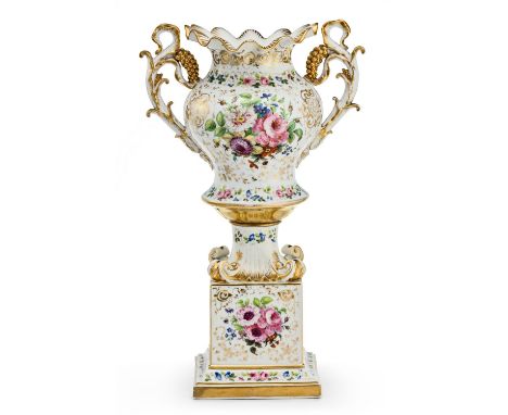 Doppelhenkelvase auf Postamentsockel  Wohl Frankreich, M. 19. Jh. Zweites Rokoko. Balusterförmige Vase mit Schilfhenkeln und 