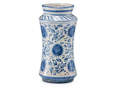 Kleiner Albarello nach älterem Vorbild  wohl Samson Blaudekor aus Blattzweigen und Sonnenblumen als Füllmuster. H. 20 cm. Bra