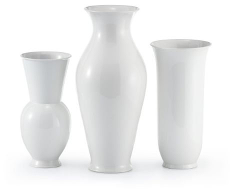 Balustervase, Vasen "Flora" und "Halle"  KPM Berlin, um 1962/92 Weiß. H. 45/34,5/31 cm. Manufakturentwurf 1888, Modell S. Sch