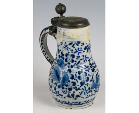 Weithalskrug  Berlin, Manufaktur Wolbeer, A. 18. Jh. Weiße Glasur, Blaumalerei. Reicher Fülldekor aus Blüten, Blütenranken, B