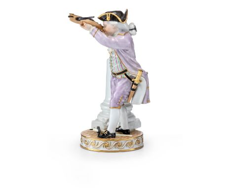 Knabe mit Armbrust und Hirschfänger  Meissen, um 1775/1800 Auf rundem Sockel mit Säulenstumpf stehender Junge beim Zielen mit