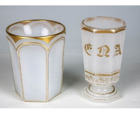 Becher und Fußbecher  Schlesien od. Böhmen, M. 19. Jh. Weißes Alabasterglas. Facettiert. Goldkonturen. Einmal umlaufend Goldb