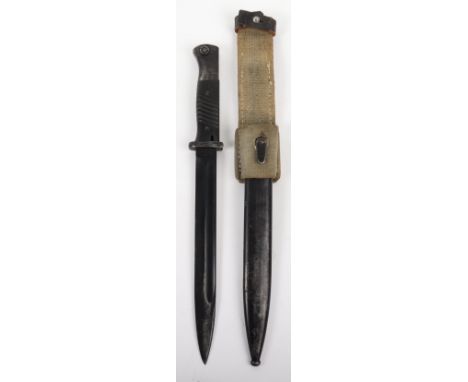 WW2 German Matching Numbers K98 Bayonet, with two piece bakelite slab grips, waffen-amt stamps to the rear pommel. Housed in 