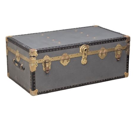 A large vintage trunk. 91x51.5x36cm 