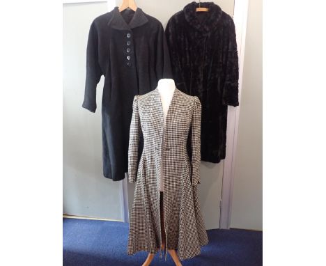 A VINTAGE NEW LOOK REVIVAL HOUNDSTOOTH CHECK COAT with narrow waist and puffed shoulders, approx size 10 (1970s, probably by 