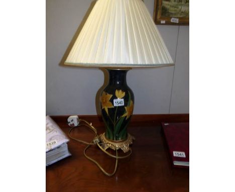 A table lamp decorated with daffodils