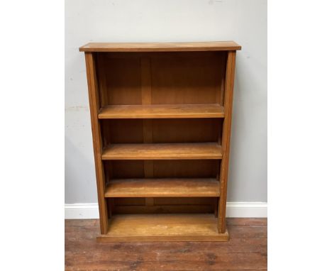 An early 20th century light oak open bookcase with 3 adjustable shelves measuring 87.5 wide, 126 high and 26cm deep 