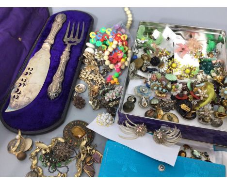 A small collection of assorted costume jewellery items comprising various pairs of clip-on earrings including many floral exa