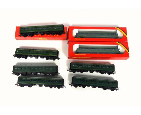 3 Tri-ang Hornby Diesel Centre Cars, R.334, all boxed; 4 further R.334, unboxed, and a R.157/158, unboxed. (8) 
