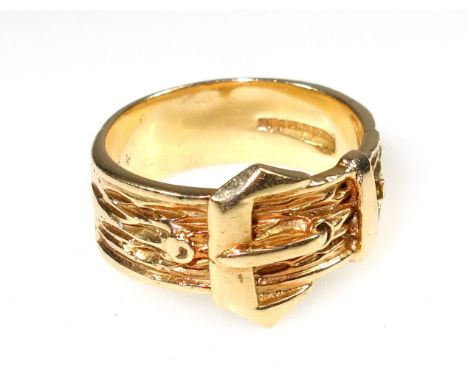 9ct gold buckle ring, size T, 7grams 