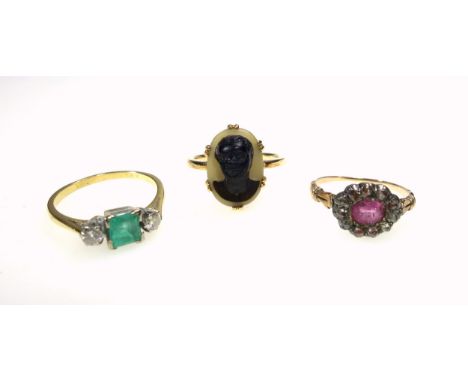 (Amended description) Blackamoor cameo ring, Foreign yellow metal ring set emerald flanked by 2 diamonds, size P, and a yello