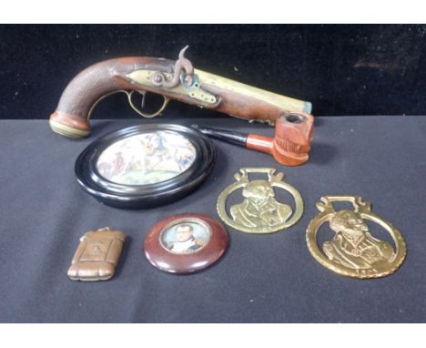 A CERAMIC POT LID WITH A SCENE OF NAPOLEON and various other Napoleon collectables including a carved pipe, a copper match st