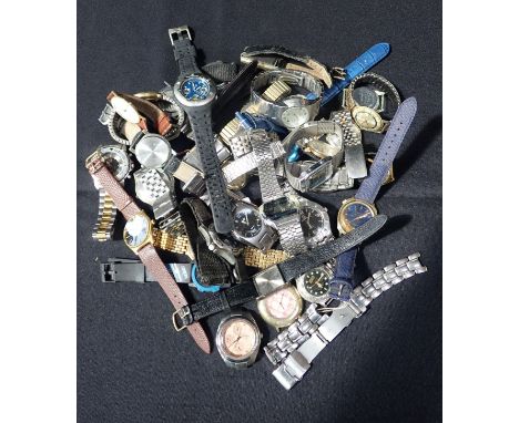 A QUANTITY OF VARIOUS GENTLEMENS' WRISTWATCHES including Timex and Casio.