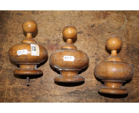 A bundle of vintage brass stair rods, 73 cm long, together with 3 Victorian turned beechwood curtain pole finials.  CONDITION