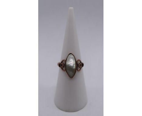 9ct gold ring set with mother-of-pearl - Size: J 