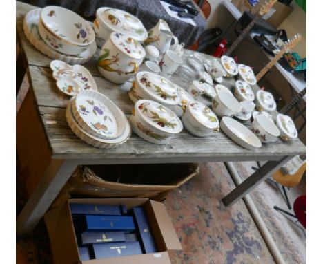 Large collection of Royal Worcester Evesham pattern to include boxed cutlery