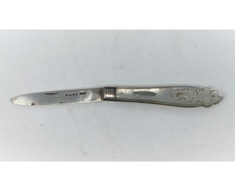 A Victorian hallmarked silver and mother of pearl fruit knife, Sheffield 1877 