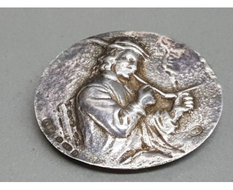 A silver brooch depicting a man smoking a pipe 6.5g