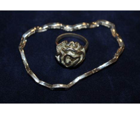 A FLOWER STYLE SILVER RING TOGETHER WITH A SILVER PANEL LINK BRACELET - APPROX 20.6G