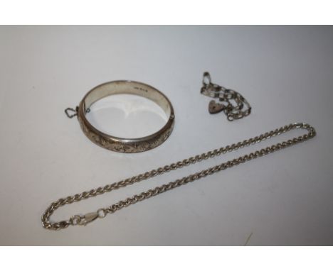 A HALLMARKED SILVER ENGRAVED BANGLE TOGETHER WITH A SILVER NECKLACE AND BRACELET