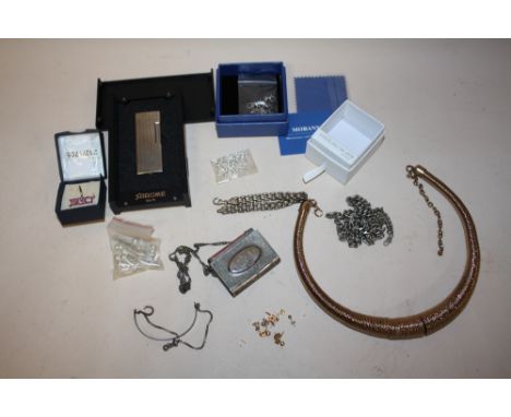 A BOX OF JEWELLERY AND COLLECTABLES TO INCLUDE SILVER EXAMPLES, BOXED SAROME LIGHTER, MINIATURE COPY OF THE QURAN IN HOLDER