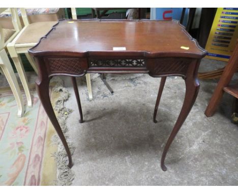 A REPRODUCTION MAHOGANY CHIPPENDALE STYLE OCCASIONAL TABLE W-56 CM