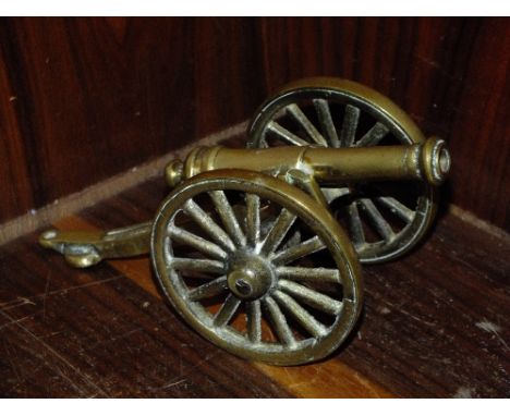A BRASS DESK TOP MODEL CANNON 