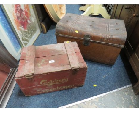 A VINTAGE TIN TRUNK, W-59 CM AND A WOODEN 'CARLSBERG CRATE' (2)