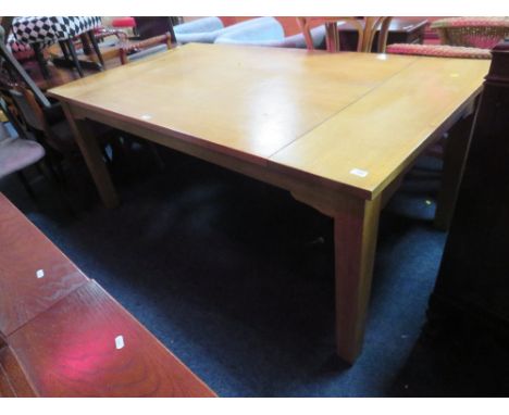 A LARGE EARLY /MID 20TH CENTURY LIGHT OAK DINING TABLE H-77 W-100 L-183 CM