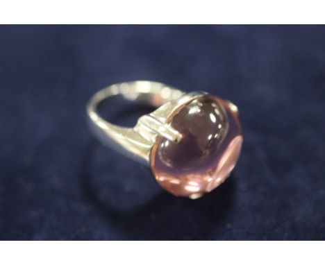 A MODERN SILVER / 925 DRESS RING SET WITH LARGE PINK CABOCHON TYPE STONE - APPROX 16.1 G