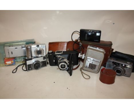 A TRAY OF VINTAGE AND MODERN CAMERAS TO INCLUDE A REVERE MODEL 80 SUPER 8 CAMERA, KING PENGUIN CAMERA ETC.