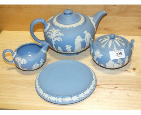 A WEDGWOOD JASPERWARE THREE PIECE TEA SERVICE TOGETHER WITH A TEAPOT STAND (4)