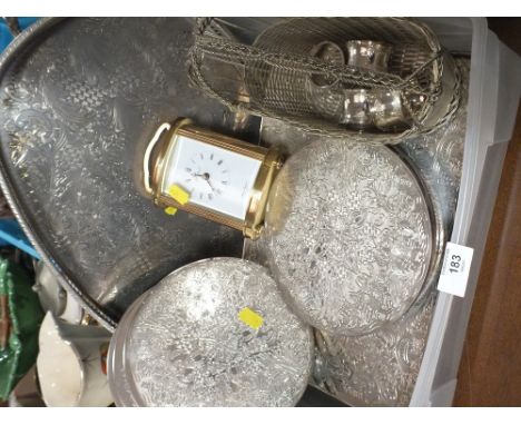 A TRAY OF SILVER PLATED METALWARE TO INCLUDE A TWIN HANDED SERVICE TRAY, PLACE MAT ETC. TOGETHER WITH A MODERN ST. JAMES CARR