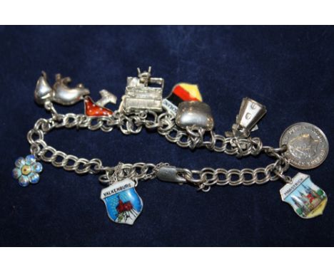 A SILVER CHARM BRACELET WITH ASSORTED CHARMS TO INCLUDE ENAMEL EXAMPLES - APPROX 19.9G
