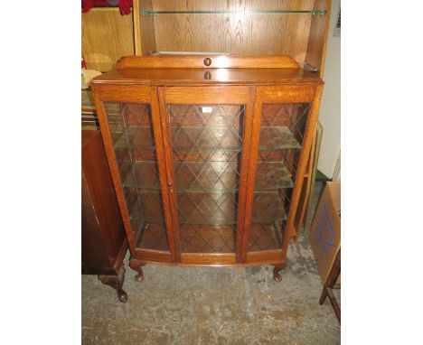 A VINTAGE OAK GLAZED CHINA CABINET H-132 W-95 CM