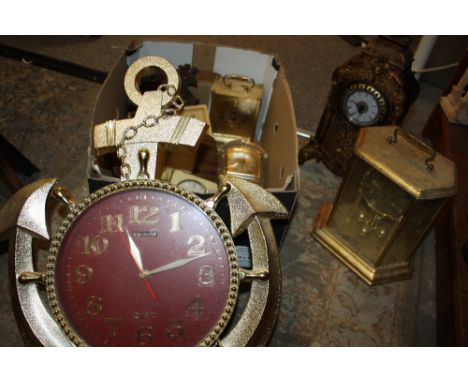 A BOX OF VINTAGE AND MODERN CLOCKS TO INCLUDE A REPRODUCTION MANTEL CLOCK