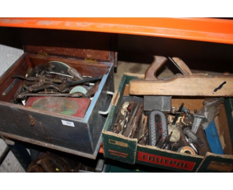 A WOODEN BOX PLUS SMALL TRAY OF HAND TOOLS ETC