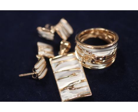 A SET OF MODERN SILVER ROSE GILT / 925 EARRINGSS, PENDANT AND RING SET - 12.2G