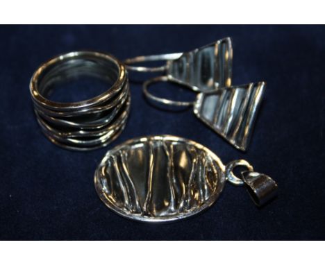 A MODERN SILVER / 925 RING, EARRINGS AND PENDANT SET - APPROX 13.6G